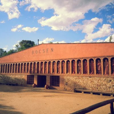 Museo Rocsen: a 8 km de Akumali. Lo mejor es ir en auto y disponer de no menos de 2 horas para este museo que cuenta con piezas de todas las disciplinas: Ciencia, Arte, Tecnología, etc, desde animales prehistóricos y rarezas naturales hasta elementos representativos de diversas y alejadas culturas del mundo tienen su lugar en el museo.