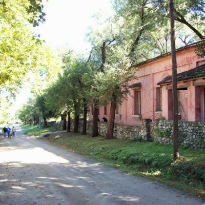 San Javier: Este pueblito bohemio y tranquilo tan de moda por su armonía, estilo inglés y sus casonas centenarias que le dan un toque de distinción al paisaje de montaña. Está a 60 km de Akumali. En un día podes recorrer algún sendero, un mirador y su encantadora plaza.